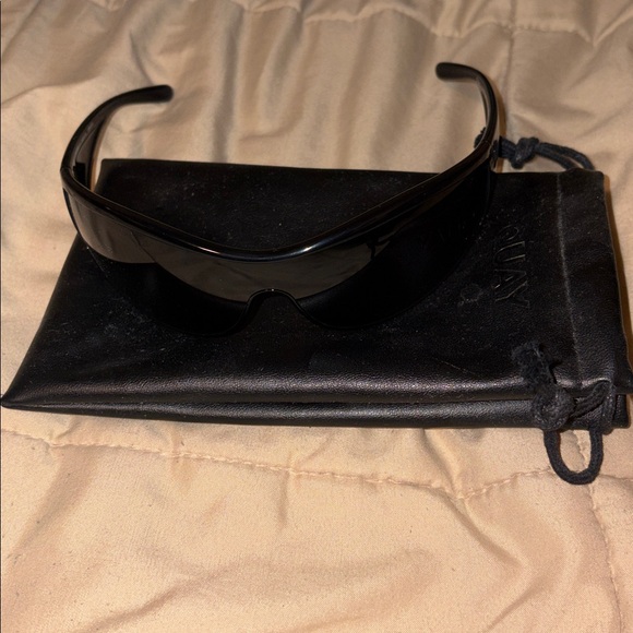 Quay Sunglasses - Picture 3 of 3